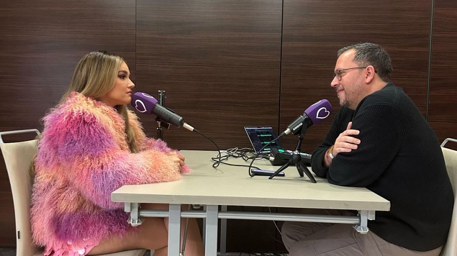 Melody, durante la grabación del podcast