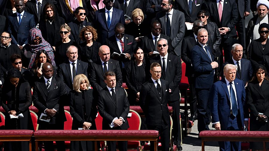 Macron y otros líderes internacioanales durante el funeral