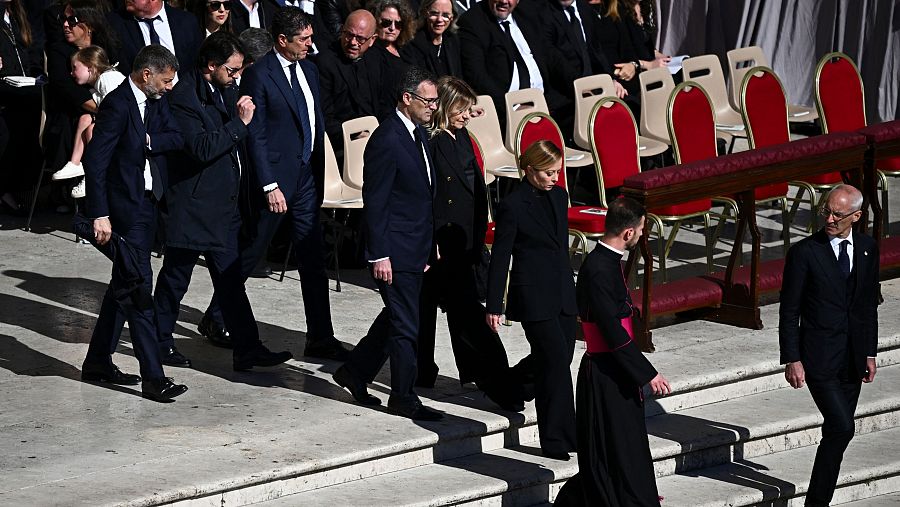 Giorgia Meloni a su llegada al funeral