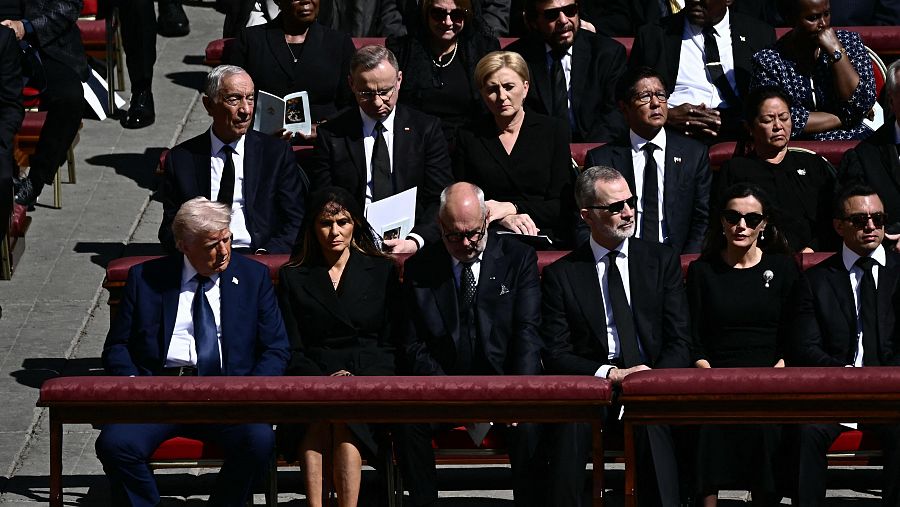 Los reyes Felipe y Letizia en el funeral del papa