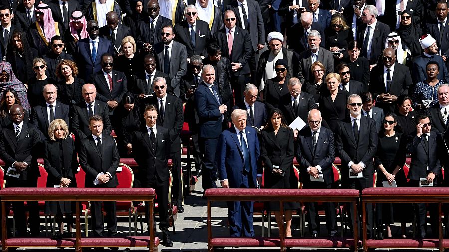 Trump y otros líderes internacionales durante el funeral del papa
