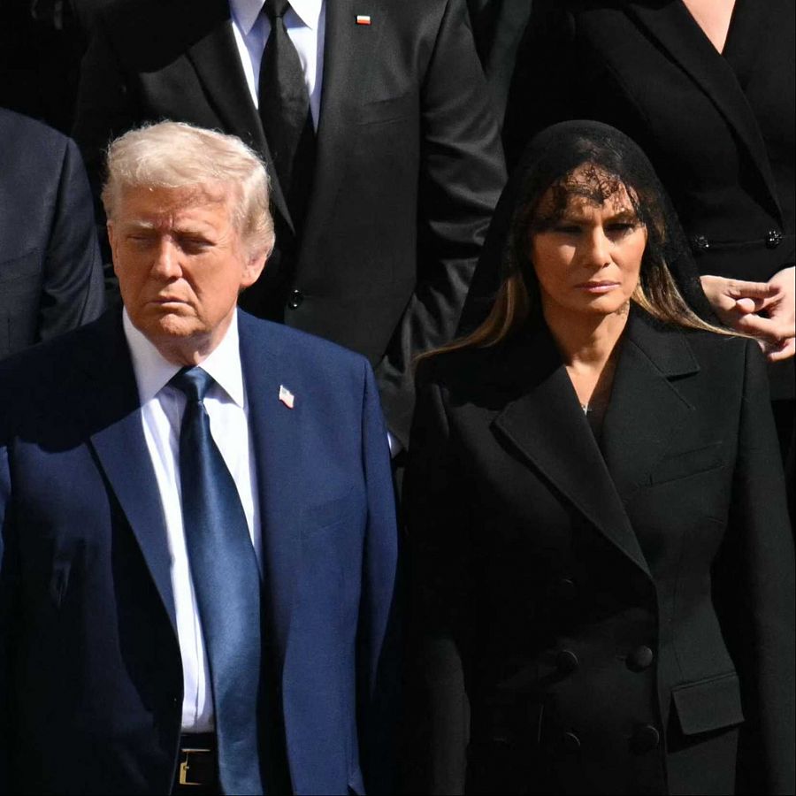 El presidente de Estados Unidos, Donald Trump, y la primera dama, Melania Trump, en el funeral del papa Francisco.