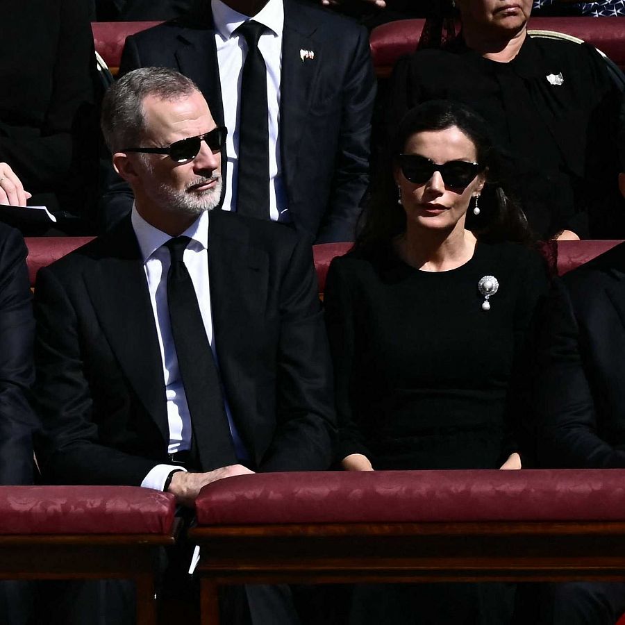 El rey de España, Felipe VI, y la reina Letizia en el funeral del papa Francisco.