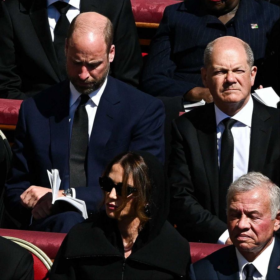 El príncipe Guillermo de Gran Bretaña y el canciller alemán Olaf Scholz en el funeral del papa Francisco.
