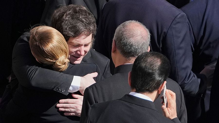 El presidente de Argentina, Javier Milei, saluda a la primera ministra de Italia, Giorgia Meloni