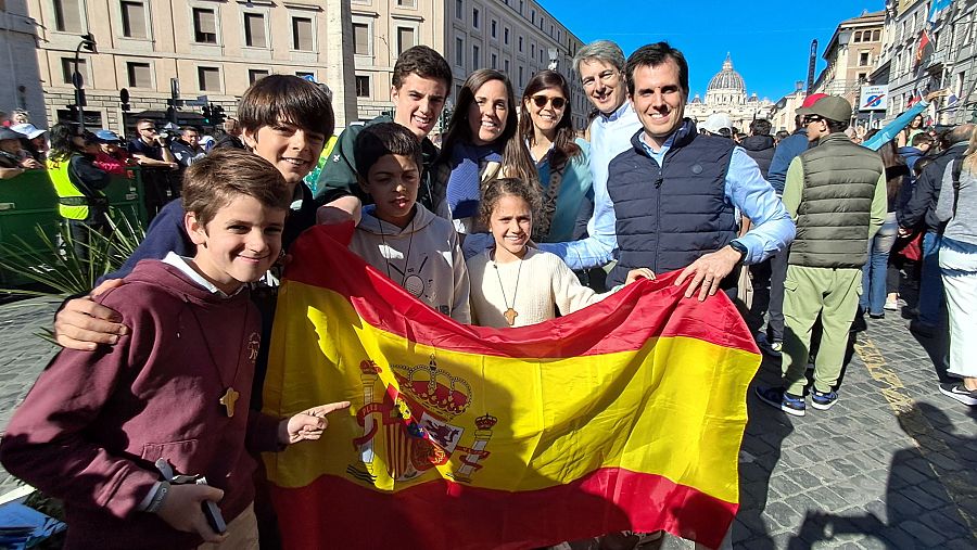 Dos familias españolas en el funeral del papa Francisco