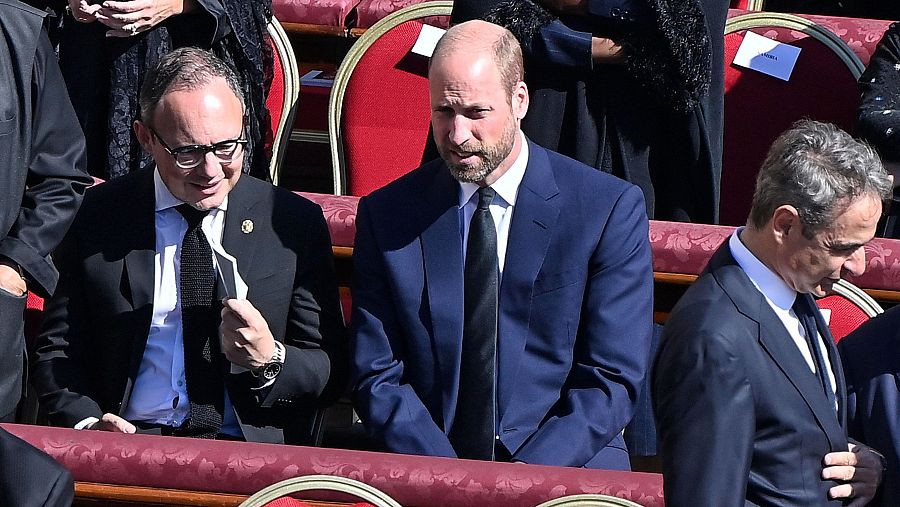 El príncipe Guillermo asiste al funeral en representación del rey Carlos III