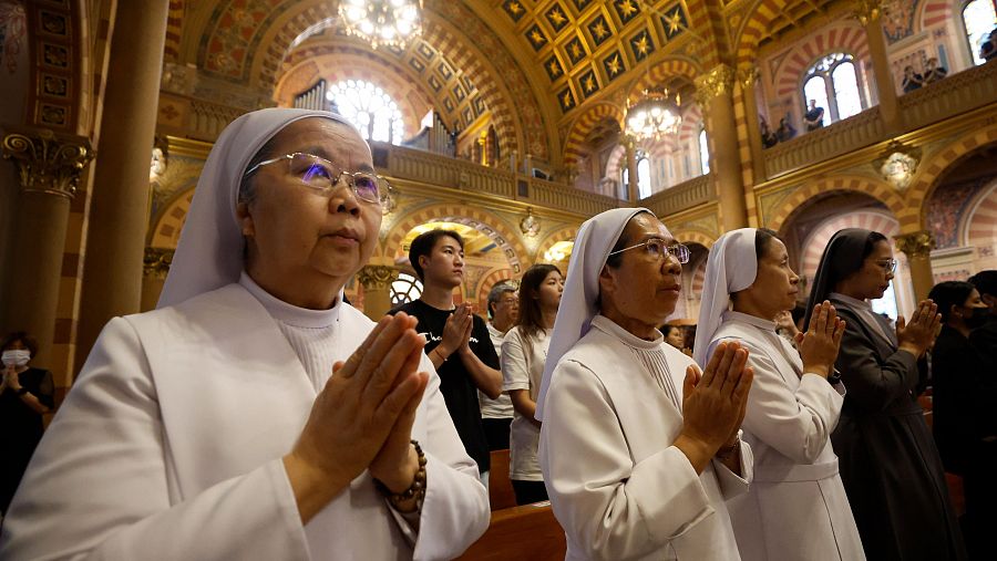 La catedral de Bangkok (Tailandia) se llena de fieles que siguen con la oración el funeral de papa Francisco