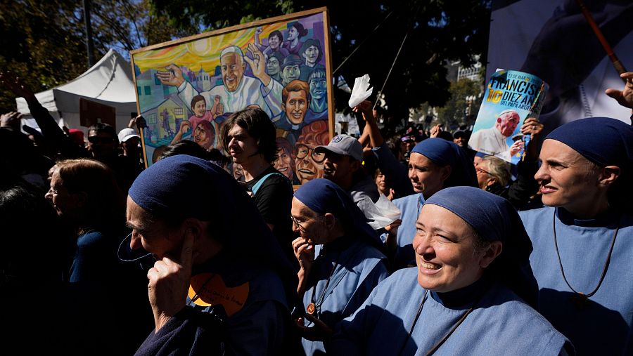 Un grupo de monjas despide al papa Francisco en las inmediaciones de la catdral de Buenos Aires