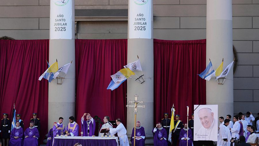 Monseñor Jorge García Cuerva, arzobispo de Buenos Aires, preside la misa por la muerte del papa Francisco