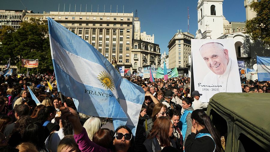 La bandera argentina junto a una imagen del papa Francisco en Buenos Aires