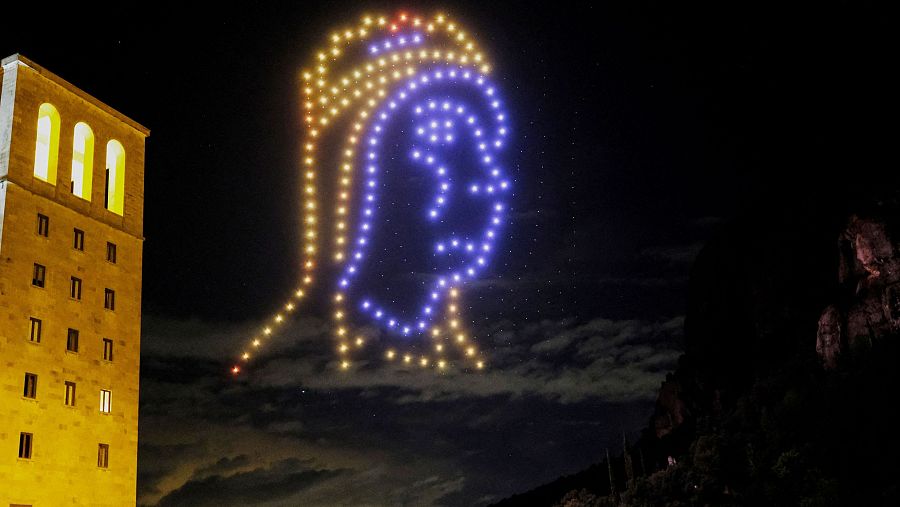 Drones iluminando el cielo, creando una imagen de La Virgen de Montserrat