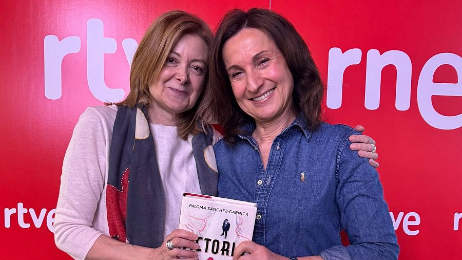 Dos mujeres sonrientes presentan el libro 