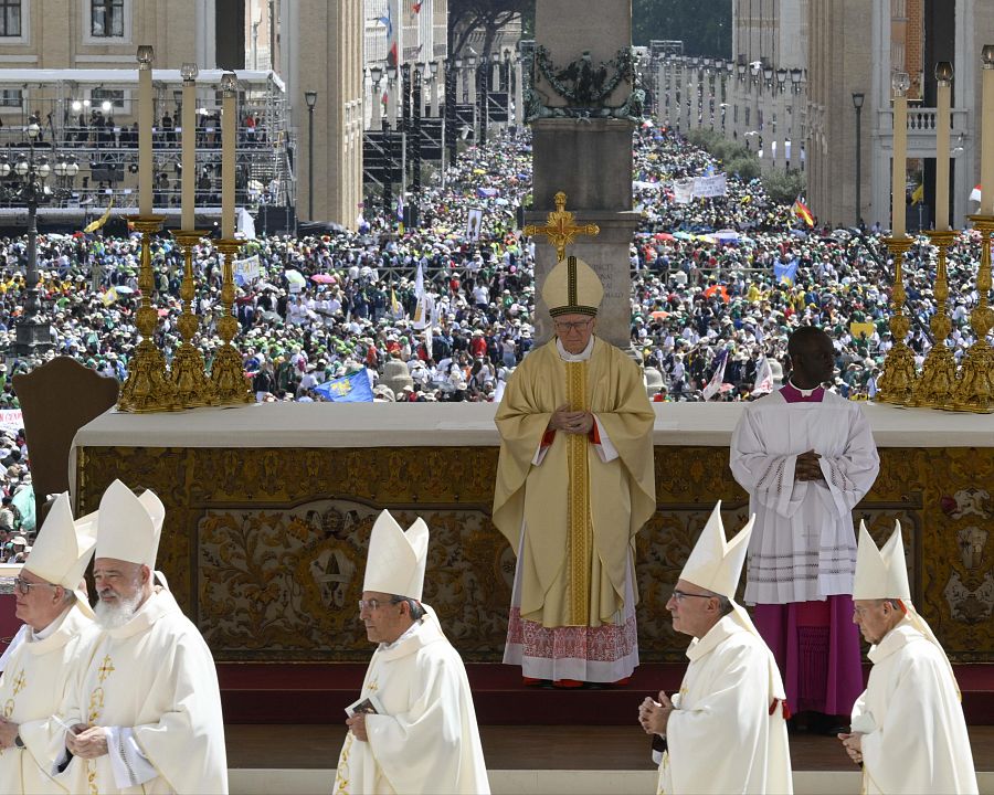 El cardenal Pietro Parolin preside la misa del domingo en la plaza San Pedro del Vaticano