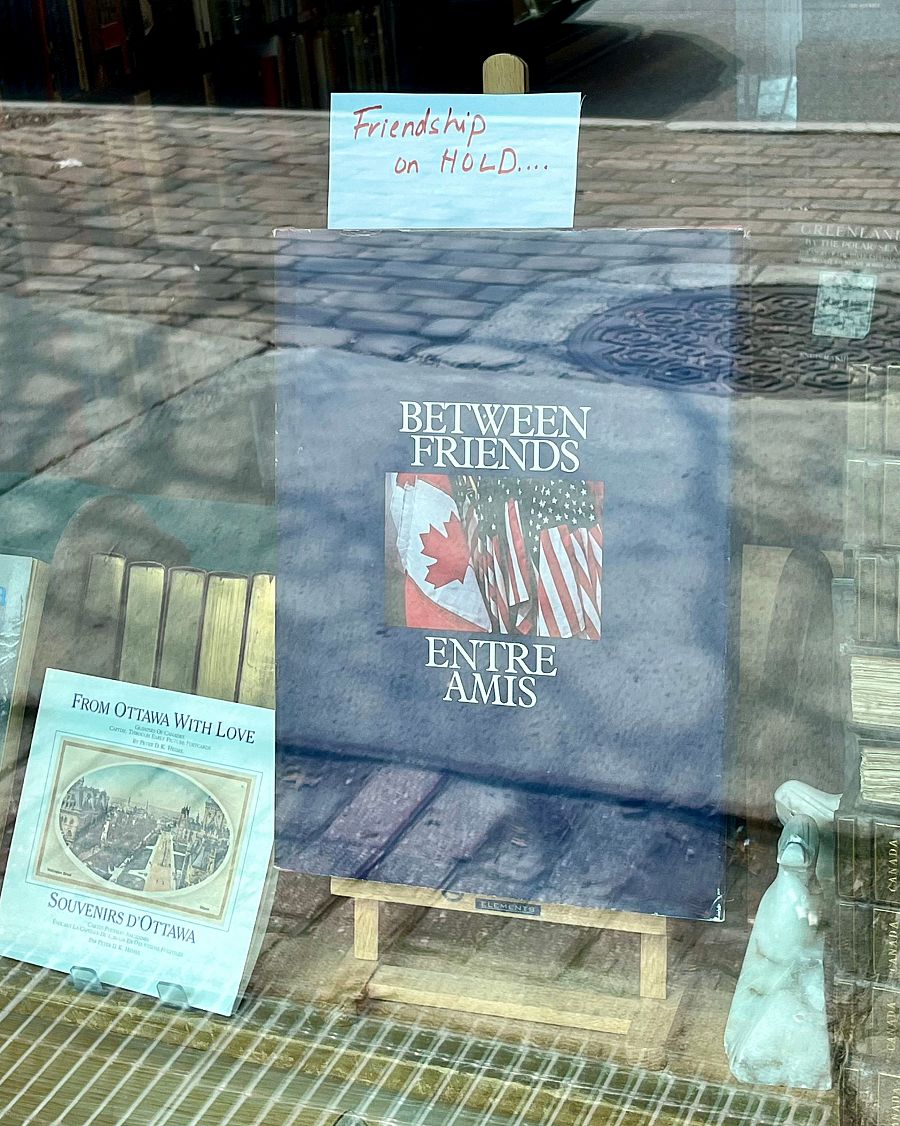 Portada del libro 'Entre Amigos' en un comercio en Ottawa, Canadá