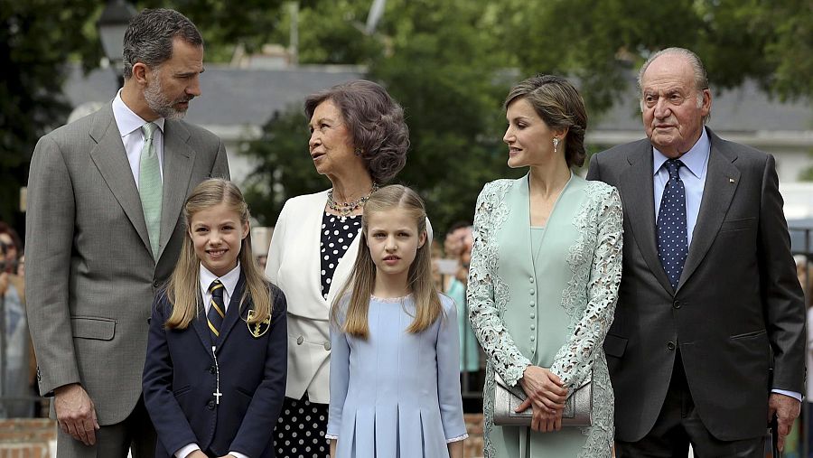 La infanta Sofía, junto a sus padres los reyes, su hermana,  y sus abuelos, los reyes eméritos, a su llegada a la parroquia de la Asunción de Nuestra Señora para tomar la primera comunión.