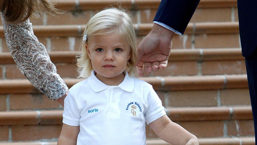La infanta Sofía, a las puertas de la guardería de El Pardo a donde empezó a acudir en septiembre de 2009.