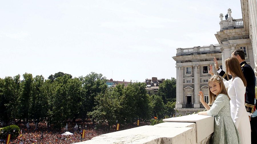Imagen de la infanta Sofía, junto al resto de la Familia Real saludando al pueblo tras la proclamación de su padre como el rey Felipe VI.