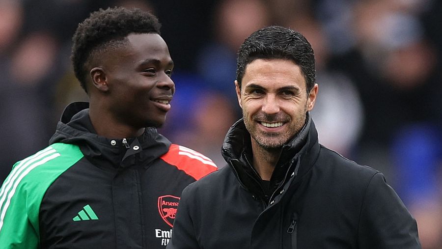 Arteta junto a uno de sus jugadores estrella, Saka.