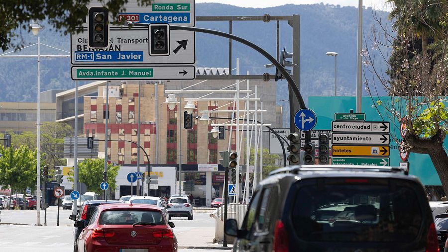 Semáfaros apagados en toda la ciudad en la Avenida Primero de Mayo de Murcia, este lunes, durante un apagón.