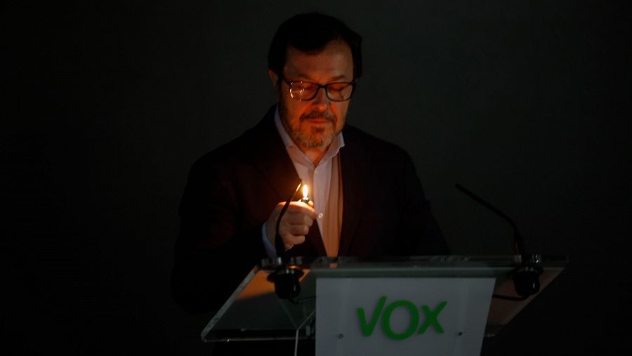 El portavoz Nacional de VOX, José Antonio Fúster, enciende un mechero tras producirse un apagón durante la rueda de prensa ofrecida por el partido este lunes en Madrid.