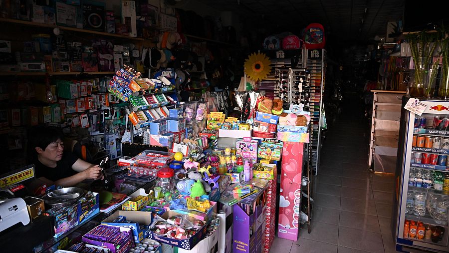 Un comercio durante el apagón este lunes en Castellón.