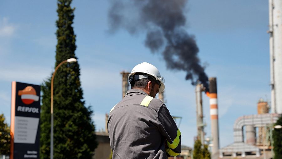 Dos de las chimeneas de la refinería de A Coruña echan humo negro en grandes cantidades