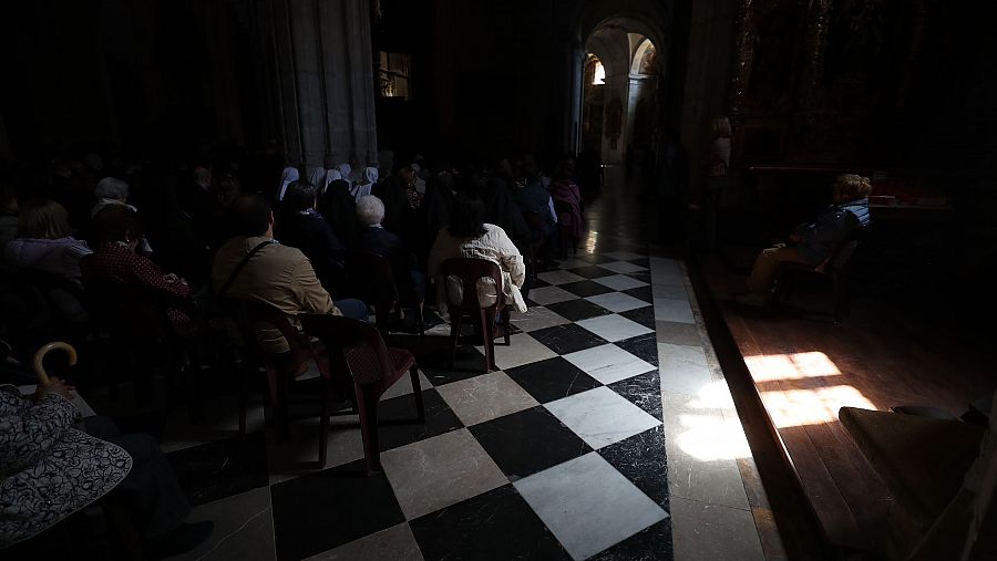 Catedral de Oviedo sin luz, debido al apagón del suministro eléctrico, durante el funeral por el papa Francisco
