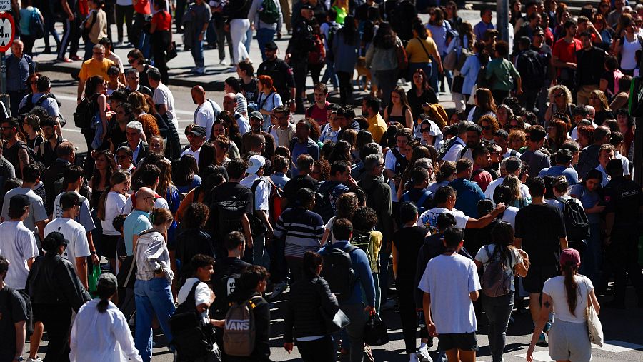 Numerosas personas alrededor del Intercambiador de Transportes de Moncloa tras el apagón eléctrico, este lunes en Madrid.