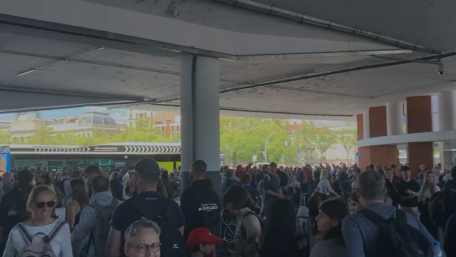 Multitud agolpada a las afueras de Atocha