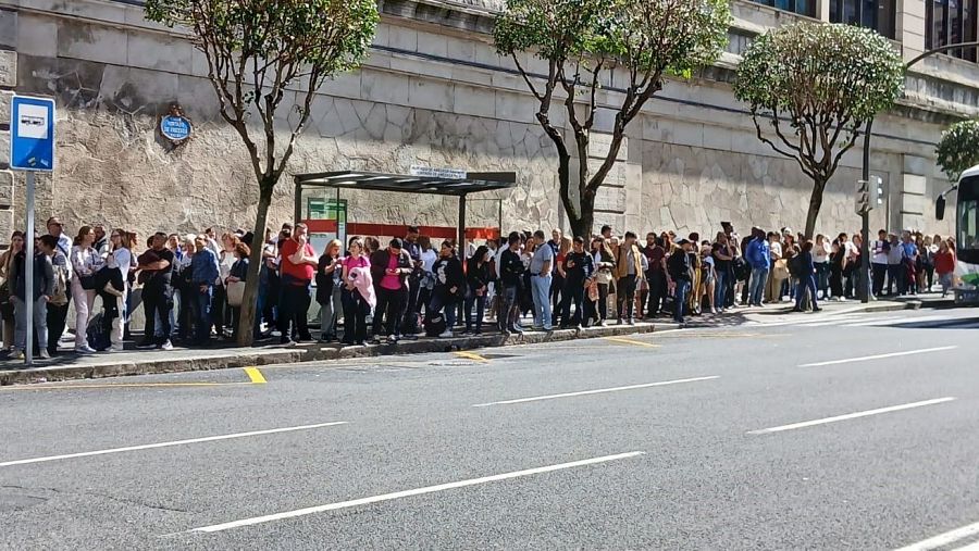 Largas filas en las marquesinas