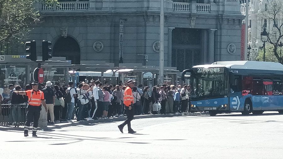 Largas colas en las marquesinas