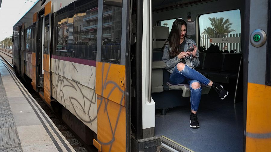 El apagón deja sin servicio metro y trenes en Barcelona y evacúan a miles de pasajeros