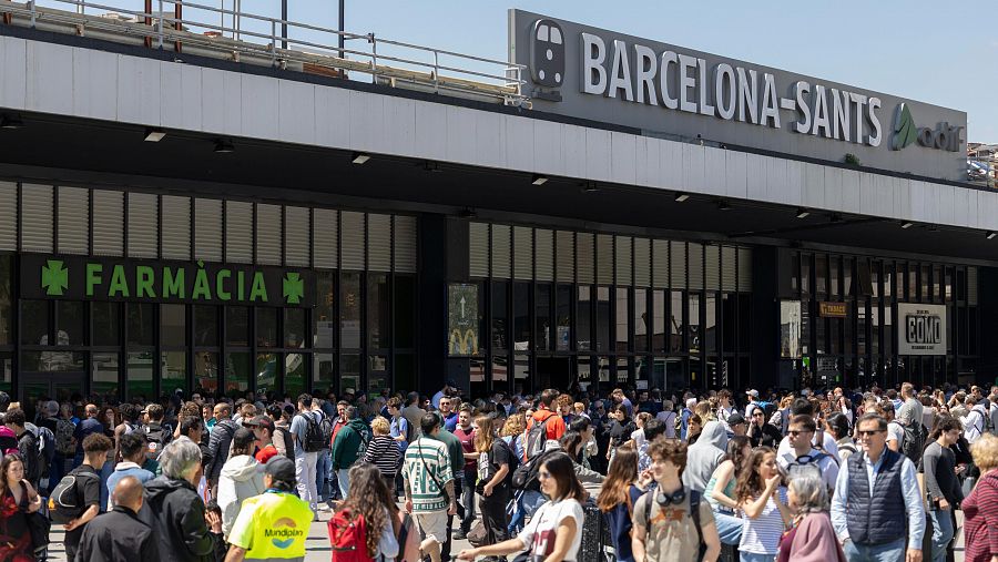 El apagón deja sin servicio metro y trenes en Barcelona y evacúan a miles de pasajeros