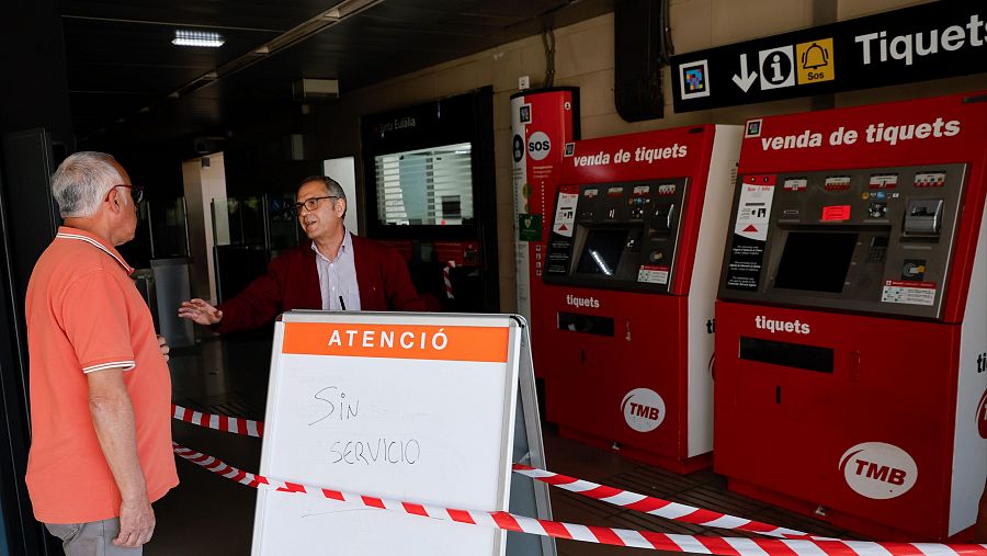 El apagón deja sin servicio metro y trenes en Barcelona y evacúan a miles de pasajeros