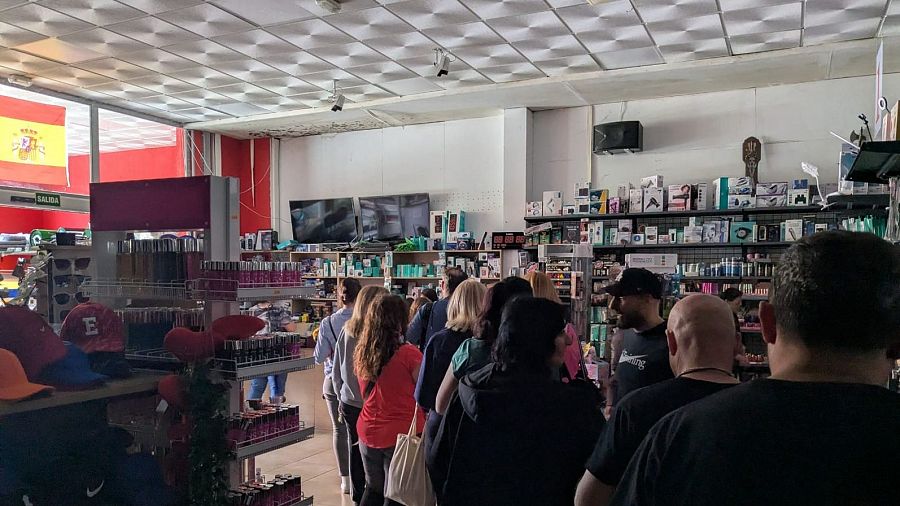 Numerosas personas se acercaron este lunes a bazares para comprar radios, pilas y linternas