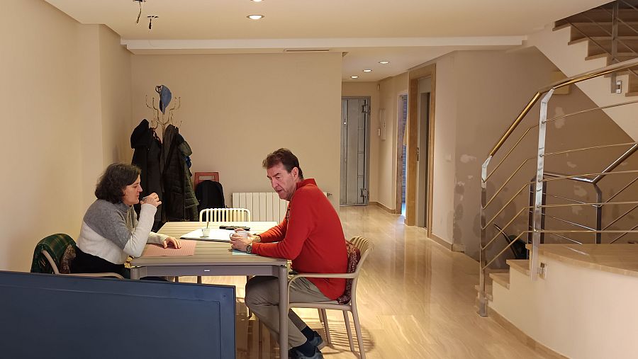 Antonio y Cristina estrenando comedor meses después de la dana.