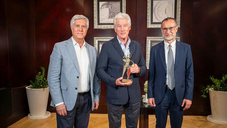 Pere Buhigas, Richard Gere, amb el guardó a la mà, i Esteve Crespo posant per la foto