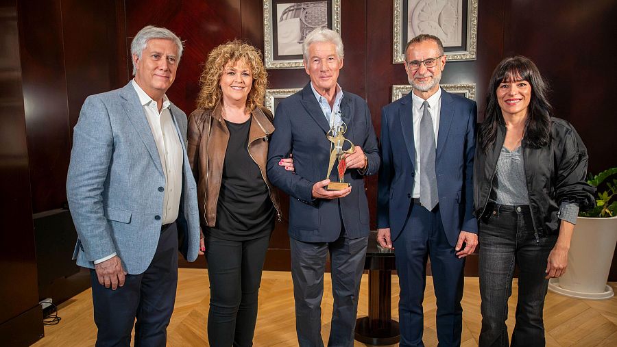 Pere Buhigas, Montse Tejera, Richard Gere, Esteve Crespo i Alicia Gómez, posant per la foto amb l'estatueta