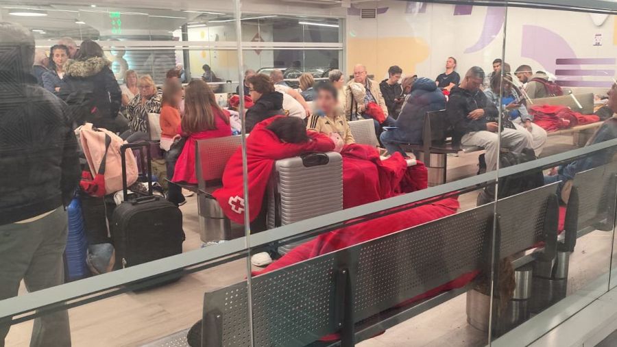 Pasajeros pasan la noche en Atocha