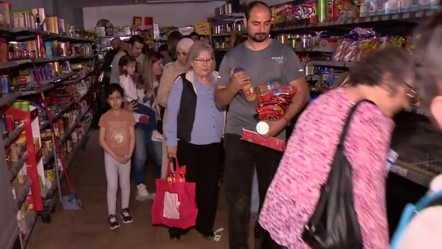 Colas para comprar por el apagón en los comercios de Zaragoza