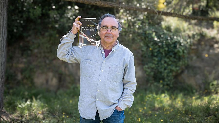 Piti Español amb el seu llibre a la mà