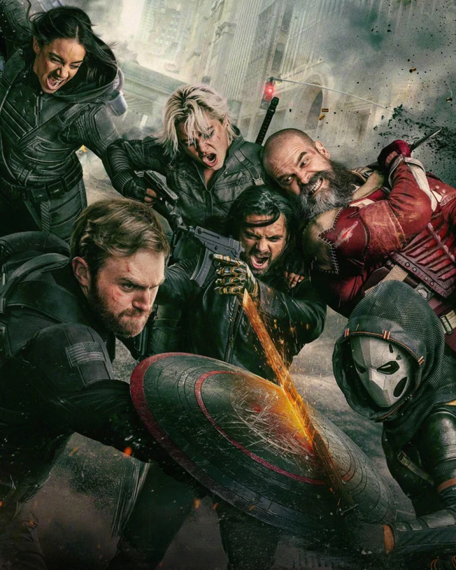 Intensa batalla de superhéroes: U.S. Agent con escudo, Yelena Belova disparando, y otros combatiendo.  Escena dinámica y peligrosa.