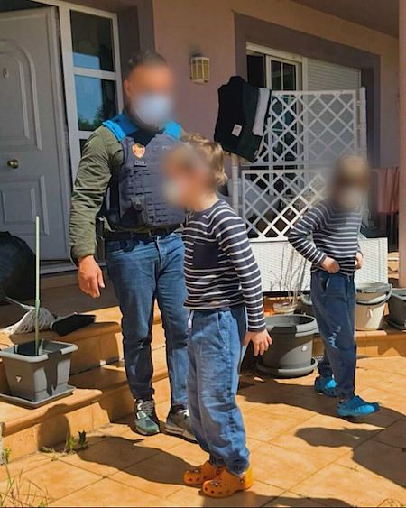 Dos niños encerrados por sus padres salen al exterior