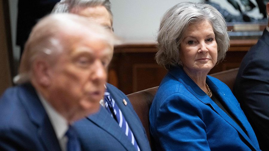 La jefa de gabinete de la Casa Blanca, Susie Wiles, mira a Donald Trump en una reunión.
