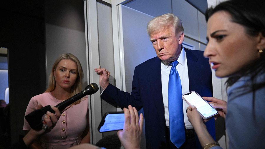 La secretaria de prensa de la Casa Blanca, Karoline Leavitt, junto a Donald Trump en el 'Air Force One'.