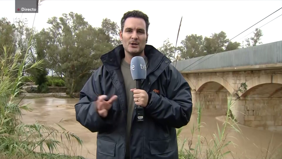 Andrés Gómez durante la cobertura de la DANA