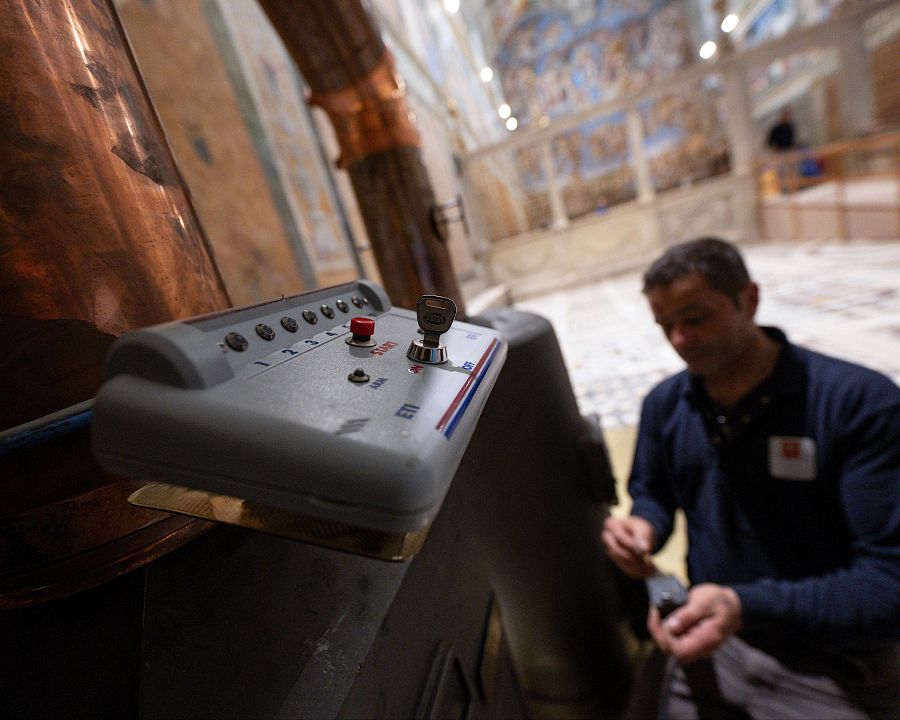 Instalación de la estufa en la Capilla Sixtina del Vaticano con motivo del cónclave