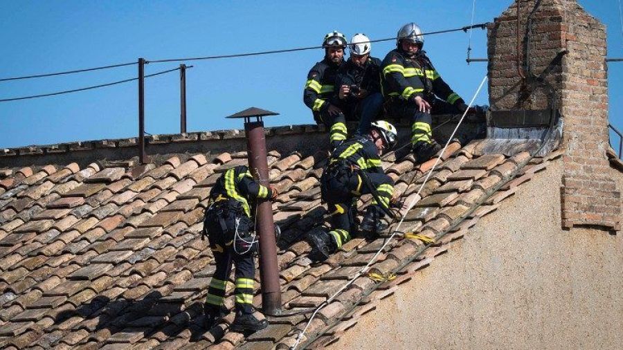 Instalación de la chimenea en la Capilla Sixtina