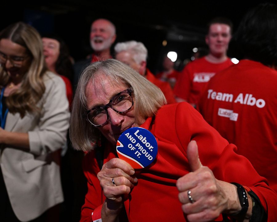 Partidarios del Partido Laborista celebran la victoria en la recepción electoral federal para Anthony Albanese
